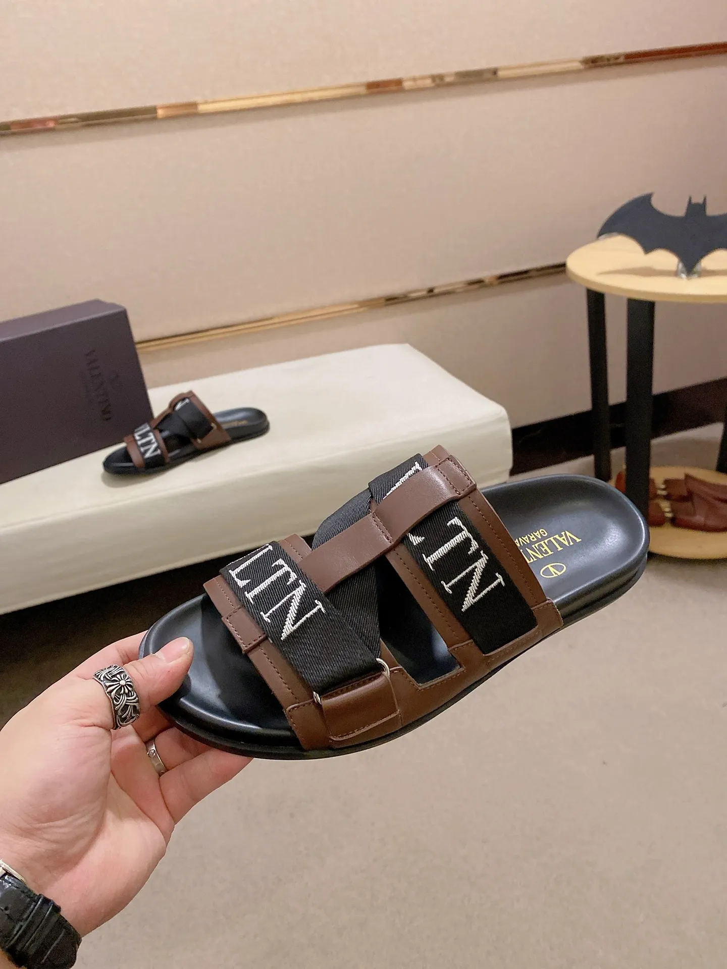 Men's shoes 💰: 480💰[Valentino] New couple 👫Boutique slippers, counter quality, classic plaid, the actual workmanship is quite complex🔰The uppers are made of imported fabrics➕🐑Sheepskin lining, which tests the craftsman's craftsmanship➕original PU outsole. Size: Women’s size: 35-44. Men's size 38-44 (can be customized to size 45, non-refundable)